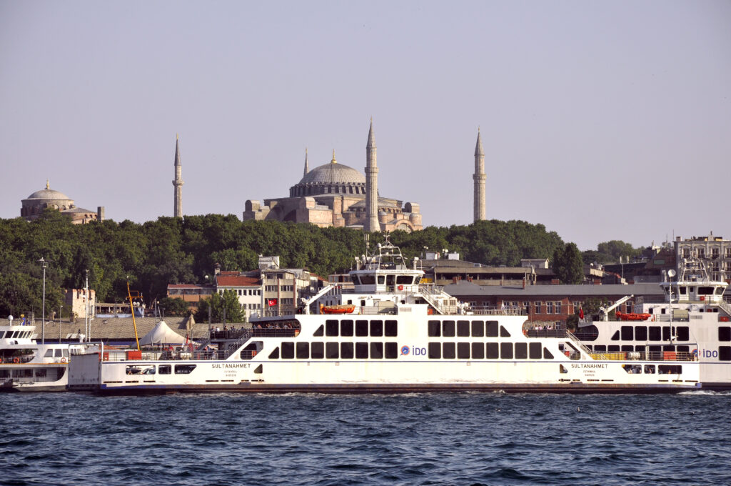 Sultanahmet_ferry_on_the_Bosphorus_in_Istanbul,_Turkey_001